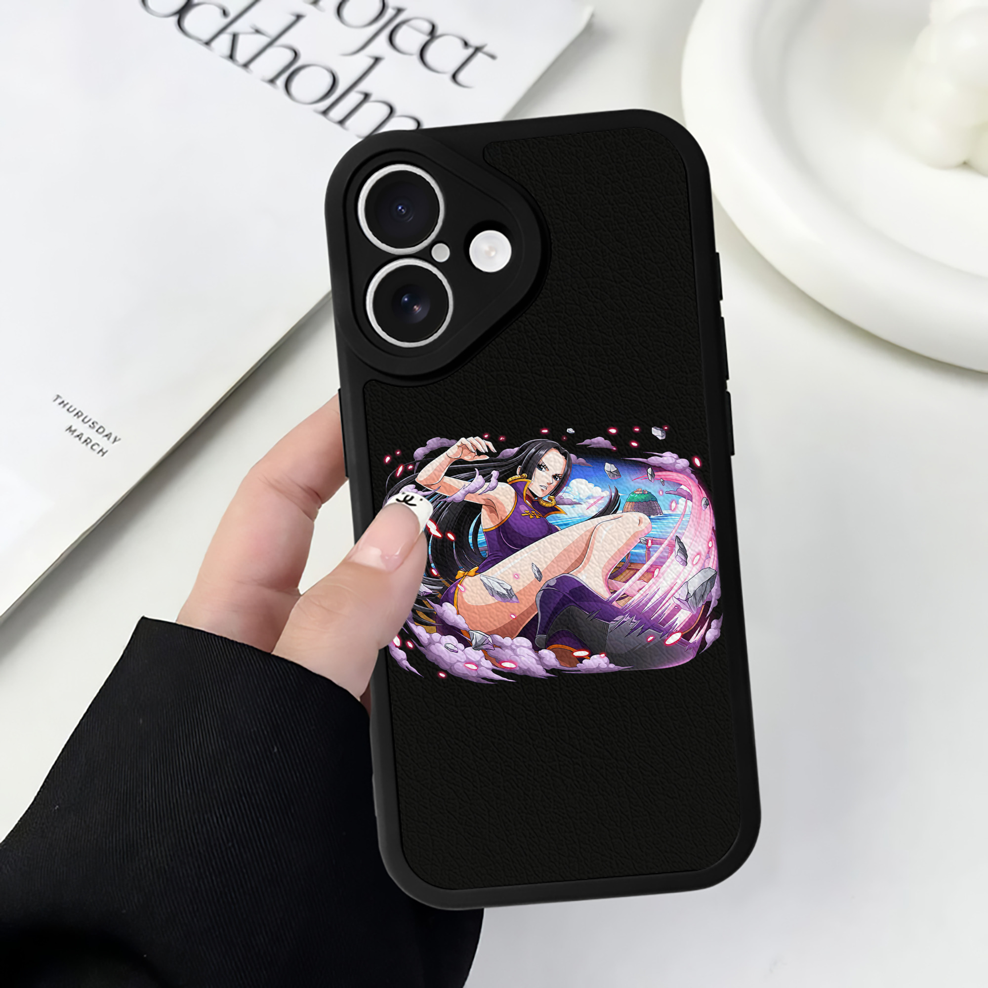 （画像用） ワンピース ボア・ハンコック ONE PIECE Boa·Hancock 【iPhone 16シリーズ対応】シリコンスマホケース（レザー調） 材質：シリコン